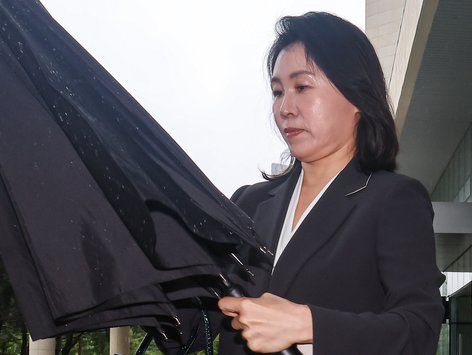 법원 들어서는 김혜경씨