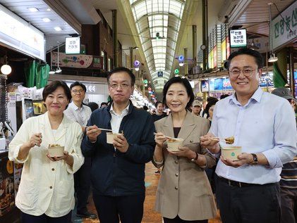 추석 맞아 시장 찾은 경제부처 수장들