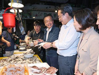 추석 앞두고 전통시장 찾은 경제부처 장관들