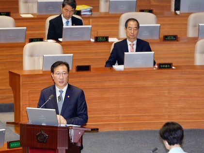 답변하는 박성재 장관