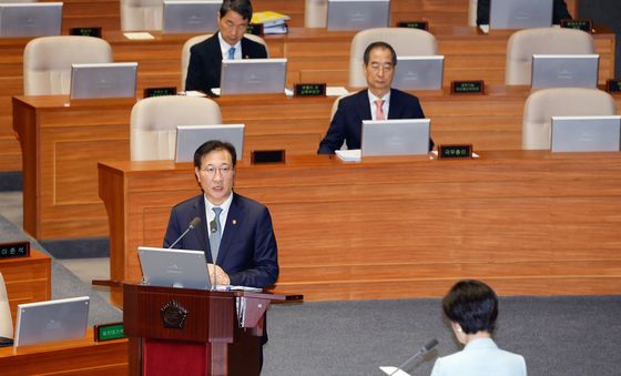 답변하는 박성재 장관