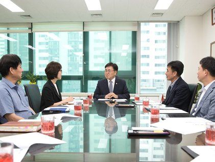 우체국 직원들 격려하는 유상임 장관