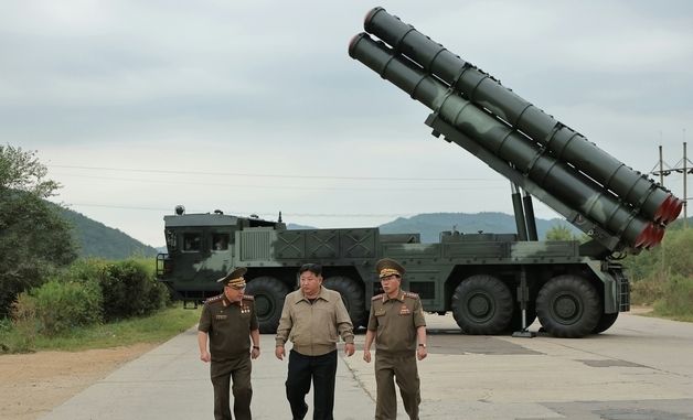 북한 김정은, '새형 600mm 방사포차' 성능 검증…"시험 사격"