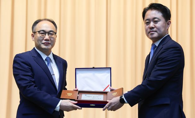 재직 기념패 받은 이원석 검찰총장