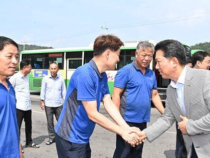 버스 기사 격려하는 김장호 구미시장