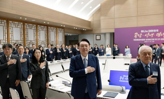 국민통합위 성과 보고회, 국기에 경례하는 윤석열 대통령