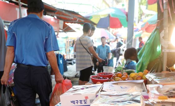 전통시장 찾아 물품 구매하는 시민들