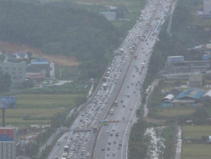 연휴 첫날 귀성길 정체 시작