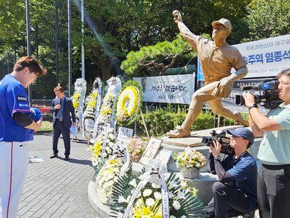 류현진 '故 최동원 감독을 기리며'