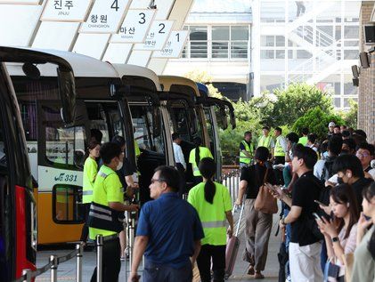 '버스 기다리는 귀성객들'