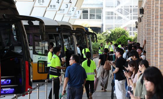 '버스 기다리는 귀성객들'