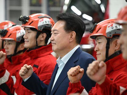 윤석열 대통령, 소방서 구조대 대원들과 함께