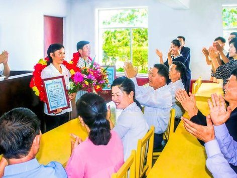 '모범 노동자' 축하하는 북한…"근로 대중의 참된 세상"