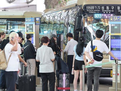 돌아오는 여행객들로 붐비는 인천국제공항 입국장