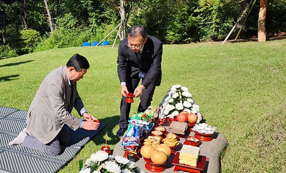 신동빈 롯데 회장, 신격호 명예회장 선영 참배