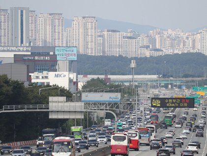 추석 연휴 마지막 날 집으로 향하는 차량들