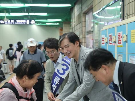 조국 대표, 추석 연휴 마지막 날 귀성 인사