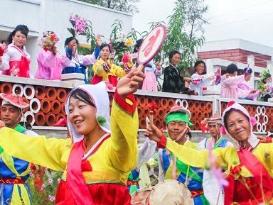 북한 황해북도 신계군 원교농장 '새집들이 경사'