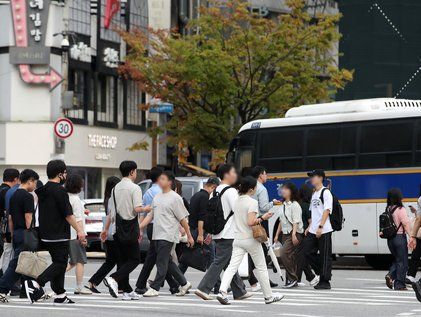 단풍은 물들어가지만 반팔 출근길