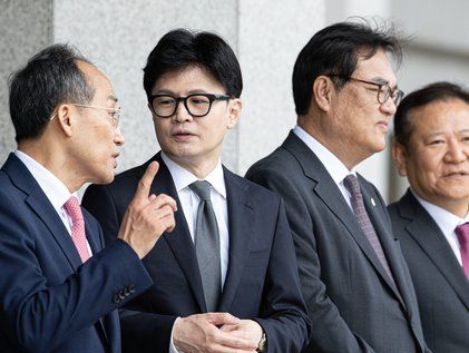 尹 대통령 출국길 앞서 대화하는 한동훈·추경호