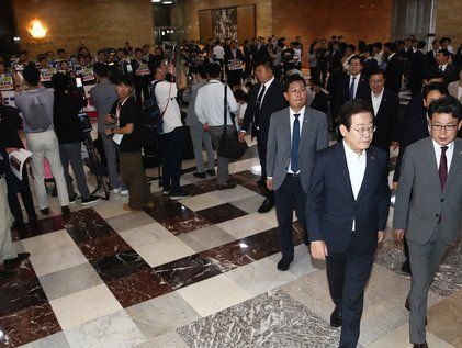 이재명 '국힘 규탄대회 뒤로하고 본회의장으로'