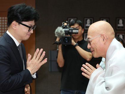 인사하는 한동훈 국민의힘 대표와 조계종 총무원장 진우스님