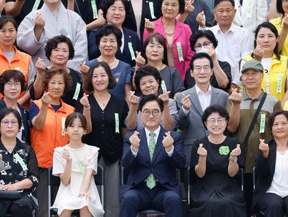 개원식 초청 인사들과 기념 촬영하는 우원식 의장