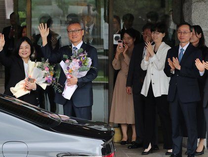 박수 받으며 떠나는 이은애 헌법재판관