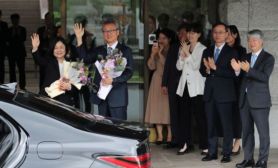 박수 받으며 떠나는 이은애 헌법재판관