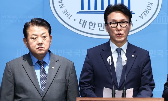 서울의봄 4법 발의 기자회견 하는 김민석·김병주