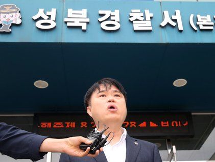 임현택 회장, 블랙리스트 작성 전공의 면회 위해 성북경찰서 방문