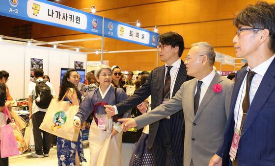 한일축제한마당 둘러보는 유인촌 장관