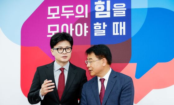 윤일현 후보와 대화하는 한동훈 대표