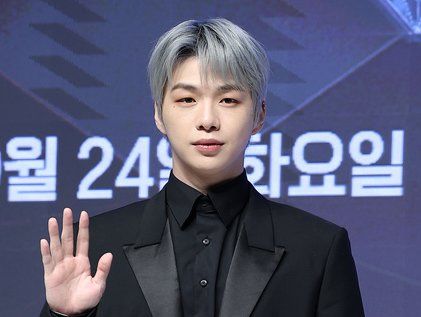 손인사하는 강다니엘