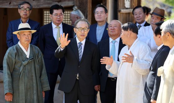 이명박 전 대통령, 하회마을 양진당 방문