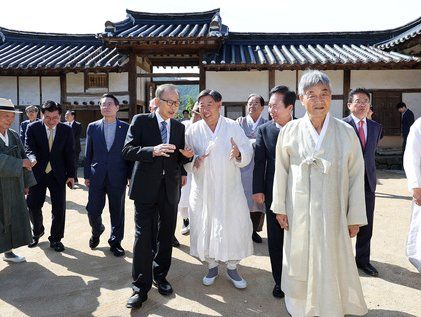 이명박 전 대통령, 하회마을 양진당 방문