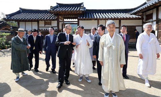 이명박 전 대통령, 하회마을 양진당 방문