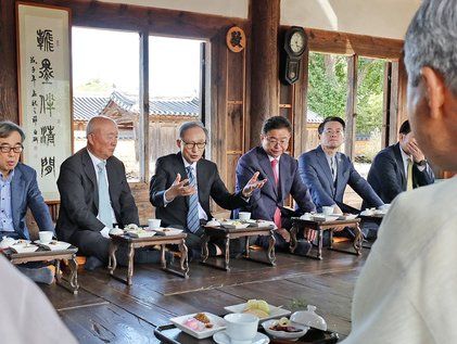 이명박 전 대통령, 하회마을 양진당 찾아 다과회