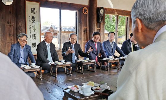 이명박 전 대통령, 하회마을 양진당 찾아 다과회