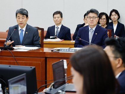 역사 교과서 현안질의에 답하는 이주호 부총리