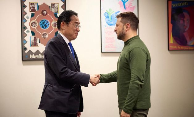 [사진] 유엔서 기시다 일본 총리와 악수하는 젤렌스키