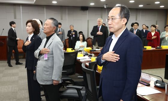 국기에 경례하는 추경호 원내대표