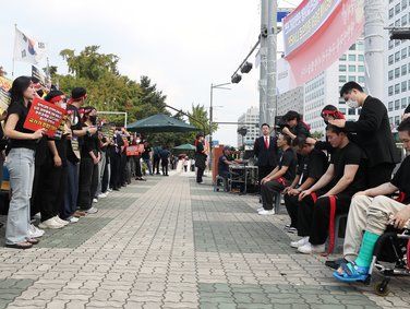 한약사 권리 보장을 촉구합니다 '삭발식하는 한약학과 학생들'