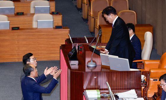 우원식 의장석 찾아간 여야 원대