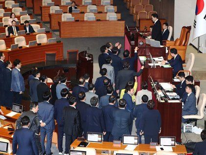 국회의장에게 항의하는 국민의힘