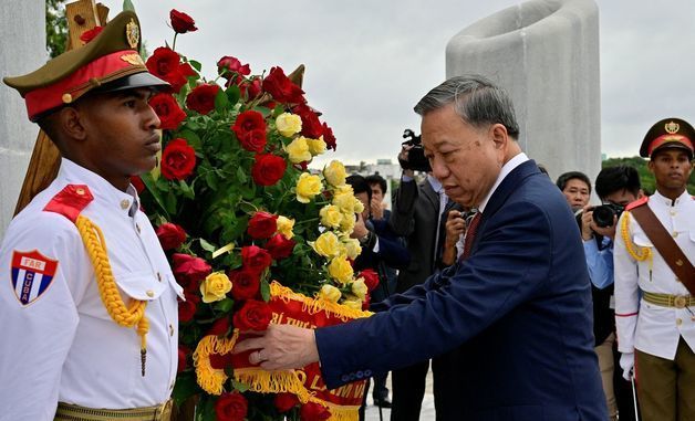 [사진] 쿠바 호세 마르티 기념비 헌화하는 베트남 주석