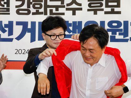 조끼 입혀주는 한동훈 대표