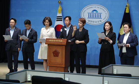 한국학력평가원 검정 역사교과서 철회 촉구하는 야당 의원들