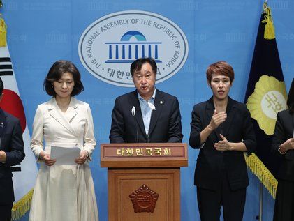 한국학력평가원 검정 역사교과서 철회 촉구하는 야당 의원들