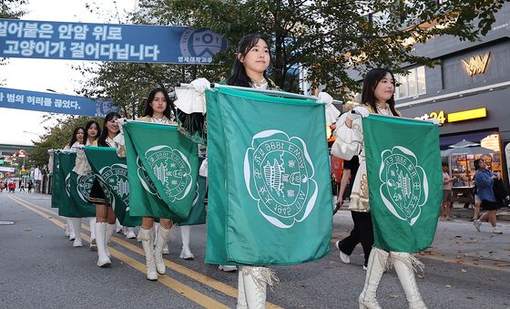 2024 신촌 글로벌대학문화축제에 참가한 이화여대 응원단